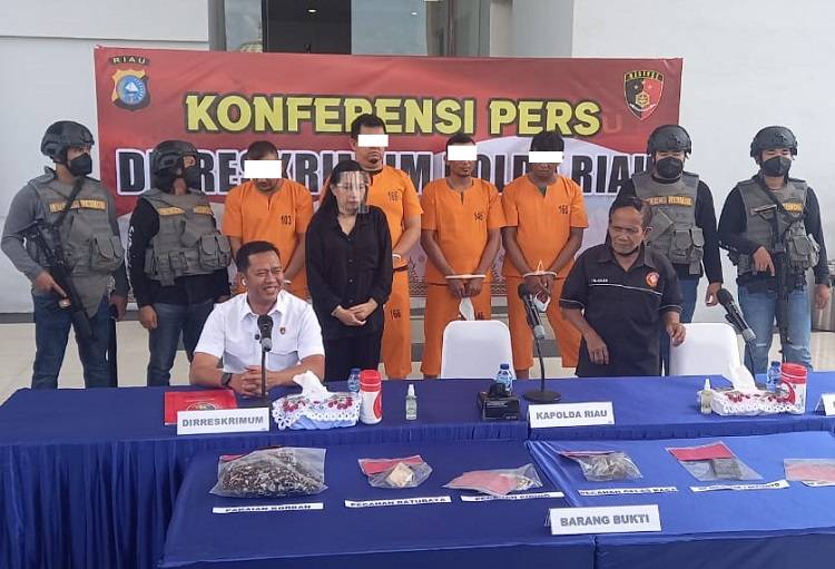 Polda Riau menahan empat pelaku penganiayaan terhadap wartawan sebuah media online