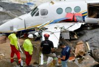 pesawat jenis Beechcraft Sierra bermesin tunggal menabrak multi-family house dekat Bandara Keene Dillant Hopkins