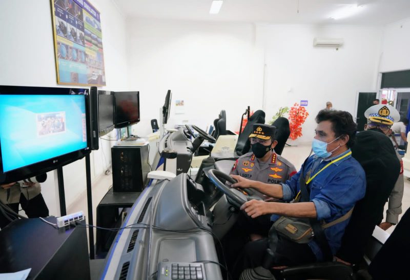 Kapolri Jenderal Listyo Sigit Prabowo MSi meninjau lokasi tes praktik mengemudi motor di Satuan Penyelenggara Administrasi (Satpas) SIM di Daan Mogot
