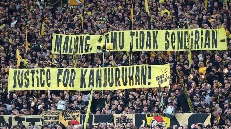 Spanduk dukungan terhadap Aremania dan korban tragedi Kanjuruhan terbentang di Stadion Iduna Park, Dortmund