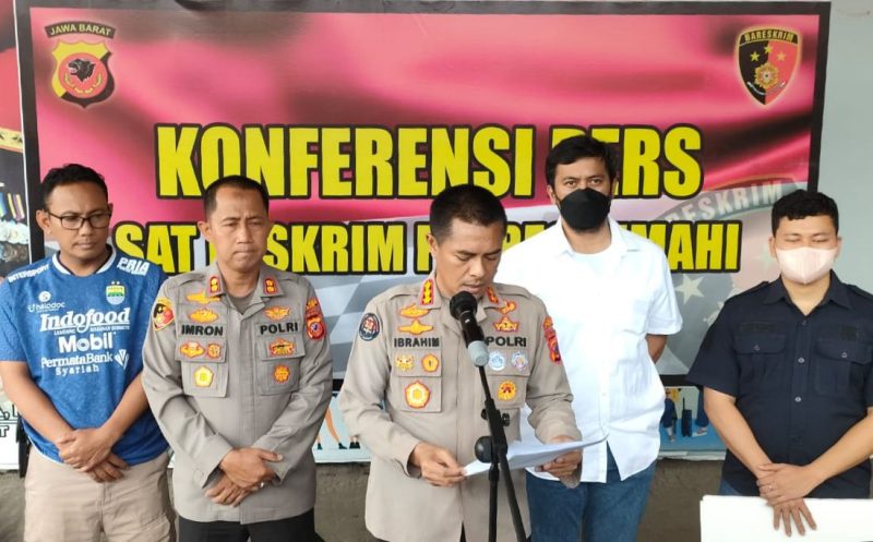 Polda Jabar berhasil menangkap pelaku penusukan bocah 12 tahun hingga tewas di Kota Cimahi, Jawa Barat, Minggu (23/10/22) sore