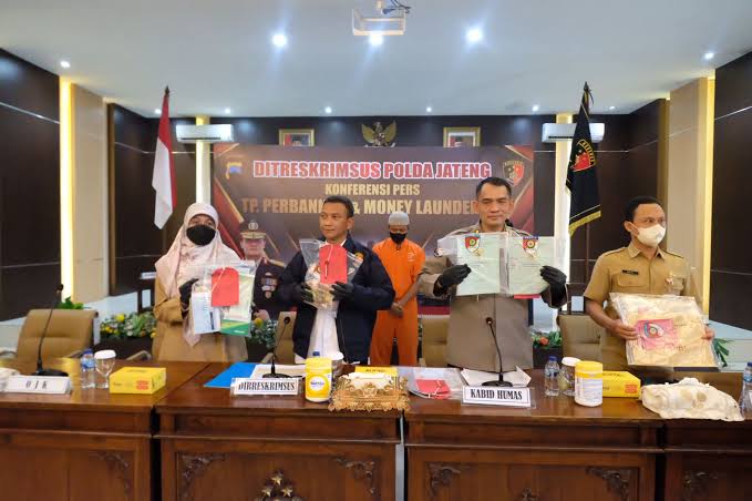 Dir Reskrimsus Polda Jateng didampingi Kabid Humas Polda Jateng, Kombes. Pol. Iqbal Alqudusy serta perwakilan OJK  saat konferensi pers
