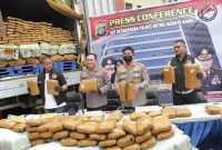 Satresnarkoba Polres Metro Jakarta Barat menggagalkan kasus peredaran narkotika jenis ganja seberat 304 kilogram jaringan lintas Sumatera-Jawa
