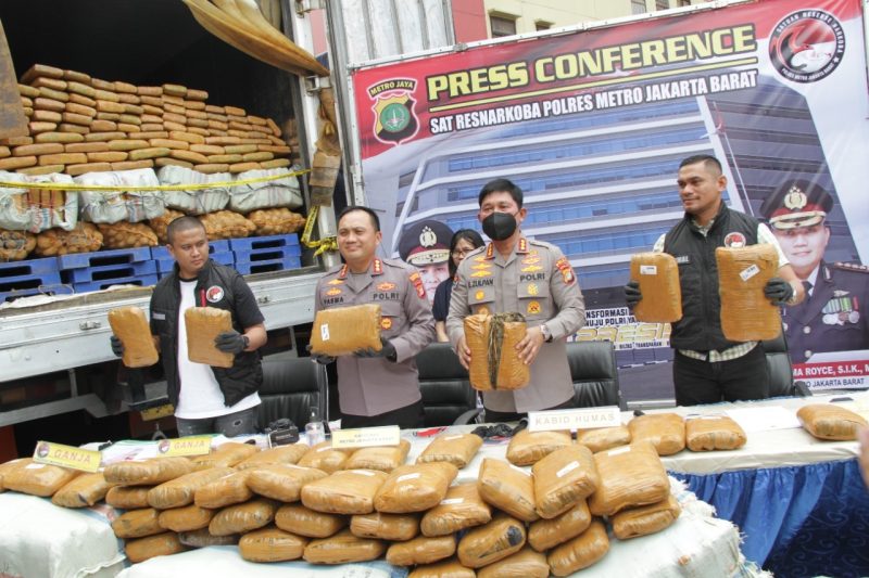Satresnarkoba Polres Metro Jakarta Barat menggagalkan kasus peredaran narkotika jenis ganja seberat 304 kilogram jaringan lintas Sumatera-Jawa
