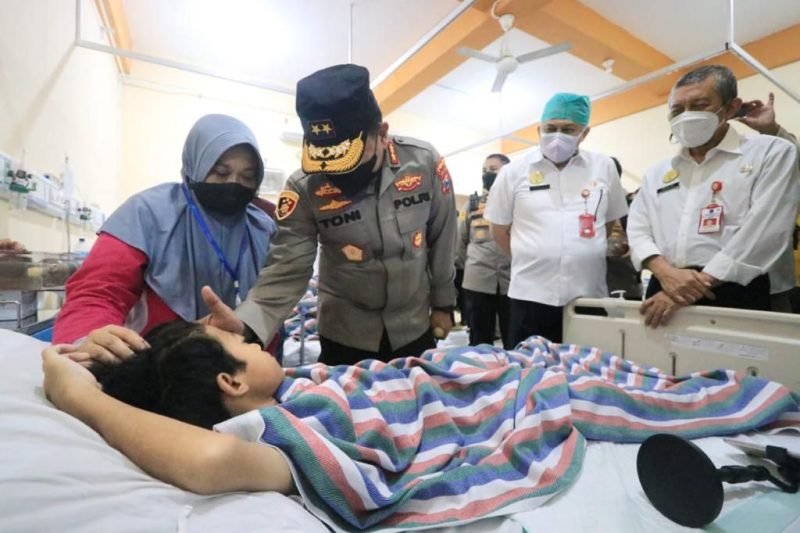 Kapolda Jatim, Irjen. Pol. Toni Harmanto menjenguk korban tragedi Kanjuruhan di RSSA Malang