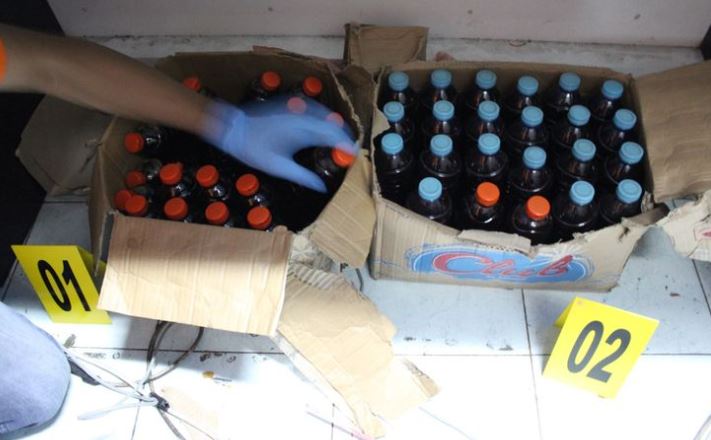 Polisi amankan puluhan botol miras oplosan di Stadion Kanjuruhan Malang