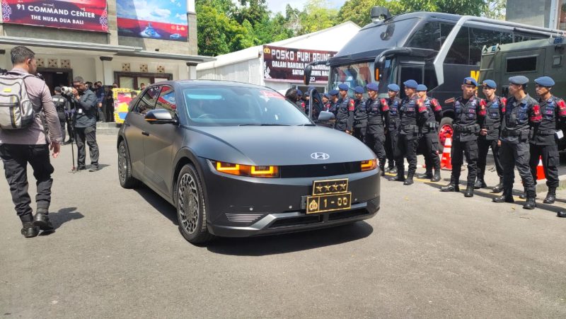 Kapolri menggunakan mobil listrik sebagai kendaraan dinas dalam rangka pengamanan KTT G20