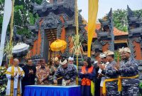 Kasal Laksamana TNI Yudo Margono (tengah) saat menandatangani peresmian Pura Dharma Segara di komplek Balai Samudera, Kelapa Gading, Jakarta, Kamis (3/11/2022