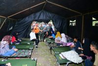 Presiden Jokowi saat meninjau langsung lokasi terdampak gempa bumi di tenda pengungsian di Taman Prawatasari, Kabupaten Cianjur, Provinsi Jawa Barat, pada Selasa (22/11/2022).
