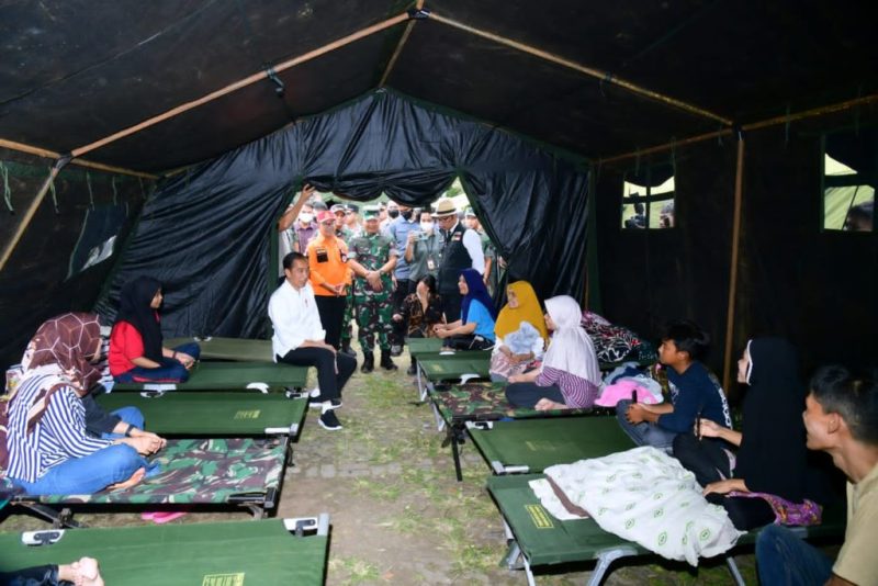 Presiden Jokowi saat meninjau langsung lokasi terdampak gempa bumi di tenda pengungsian di Taman Prawatasari, Kabupaten Cianjur, Provinsi Jawa Barat, pada Selasa (22/11/2022).