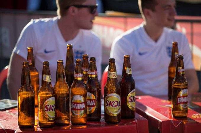 Dua suporter Inggris tampak menikmati minuman beralkohol. (Foto: Twitter)
