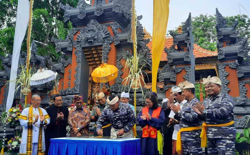 Kasal Laksamana TNI Yudo Margono (tengah) saat menandatangani peresmian Pura Dharma Segara di komplek Balai Samudera, Kelapa Gading, Jakarta, Kamis (3/11/2022