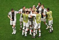 Para pemain Jerman merayakan gol yang dicetak Niclas Fullkrug saat Jerman ditahan imbang 1-1 melawan Spanyol pada laga kedua fase Grup E Piala Dunia 2022 di Stadion Khalifa International, Senin (28/11/2022) dini hari WIB. (Foto: Twitter 