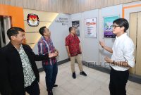 KPU Provinsi Kalimantan Barat (Kalbar) meraih peringkat pertama dalam Penganugerahan Keterbukaan Informasi Badan Publik Kategori Lembaga Negara Tingkat Provinsi