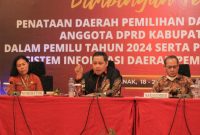 Anggota Bawaslu Herwyn JH Malonda (tengah) menjadi pembicara dalam kegiatan Bimtek Penataan Dapil yang digelar KPU di Pontianak