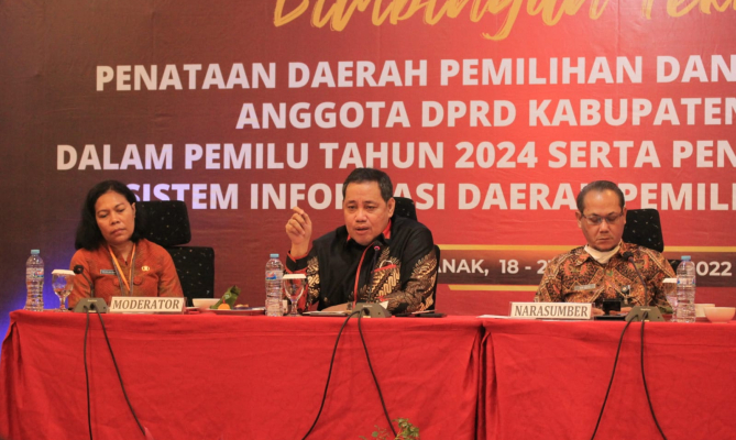 Anggota Bawaslu Herwyn JH Malonda (tengah) menjadi pembicara dalam kegiatan Bimtek Penataan Dapil yang digelar KPU di Pontianak