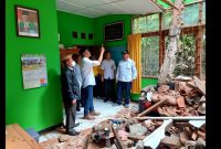 Plt Sekretaris Ditjen Bimas Islam M. Adib (berpeci hitam) sedang meninjau KUA terdampak gempa Cianjur.