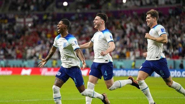 Para pemain Inggris merayakan kemenangan 3-0 atas Iran dalam laga terakhir Grup B, di AR Rayyan Stadium, Rabu (30/11/2022) malam WIB. (Foto: Reuters)