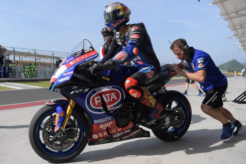 Pebalap Pata Yamaha With Brixx WorldSBK Toprak Razgatlioglu bersiap untuk pemanasan jelang Race 2 WSBK Mandalika 2022 