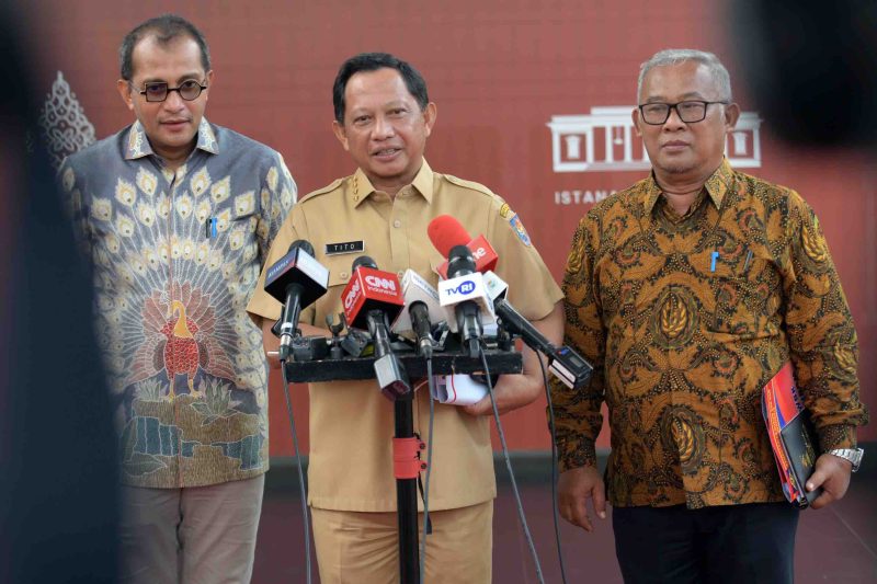 Mendagri Tito Karnavian, Wamenkumham Eddy Hiariej, dan Marcus Priyo Gunarto memberikan keterangan pers usai mengikuti Ratas di Kantor Presiden, Jakarta, Senin (28/11/2022). (Foto: Humas Setkab)