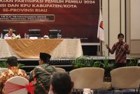 nggota KPU August Mellaz mengisi sesi materi Rapat Koordinasi Strategi Peningkatan Partisipasi Pemilih Pemilu 2024 KPU Provinsi dan KPU Kabupaten/Kota se-Provinsi Riau, di Pekanbaru, Kamis, (17/11/22)