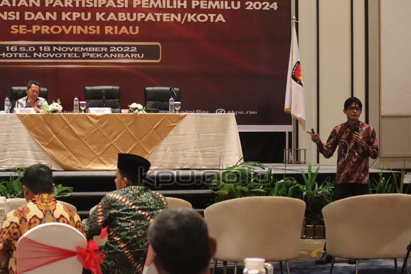 nggota KPU August Mellaz mengisi sesi materi Rapat Koordinasi Strategi Peningkatan Partisipasi Pemilih Pemilu 2024 KPU Provinsi dan KPU Kabupaten/Kota se-Provinsi Riau, di Pekanbaru, Kamis, (17/11/22)