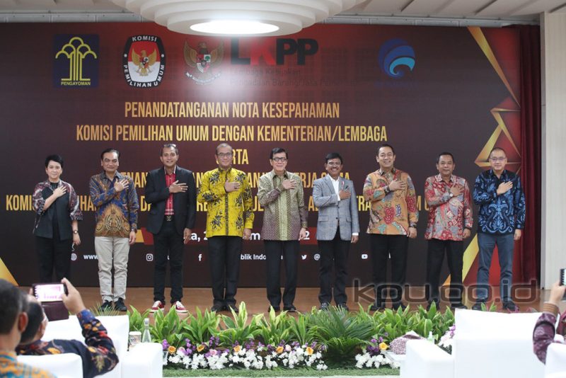 Penandatanganan Nota Kesepahaman Komisi Pemilihan Umum dengan Kementerian/Lembaga serta Penandatanganan Perjanjian Kerjasama Komisi Pemilihan Umum dengan Direktorat Jenderal Administrasi Hukum Umum, Selasa (22/11/2022)
