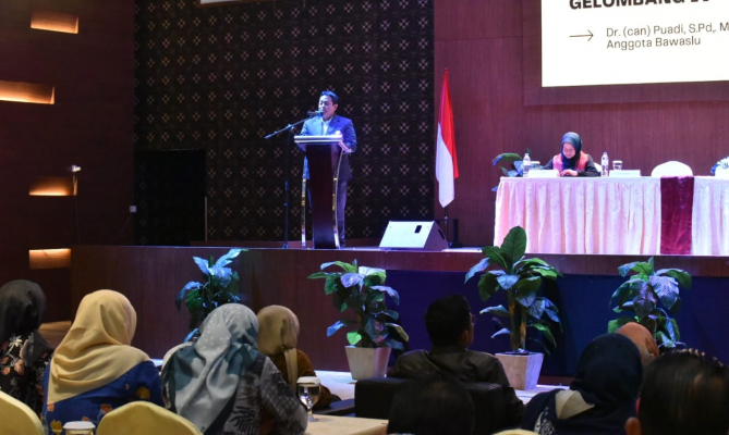 Anggota Bawaslu Puadi membuka Rakernis Penanganan Pelanggaran Gelombang IV di Batam, Kepulauan Riau, Jumat (18/11/2022)