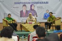 Anggota Bawaslu Lolly Suhenty menjadi narasumber dalam Simposiun Demokrasi: Pendidikan Pengawasan Pemilu di Aula Student Center UIN Syarif Hidayatullah Jakarta, Selasa (22/11/2022).