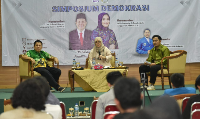 Anggota Bawaslu Lolly Suhenty menjadi narasumber dalam Simposiun Demokrasi: Pendidikan Pengawasan Pemilu di Aula Student Center UIN Syarif Hidayatullah Jakarta, Selasa (22/11/2022).