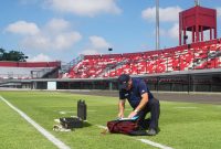 Salah satu petugas dari FIFA melakukan pemeriksaan kondisi rumput di Stadion Kapten I Wayan Dipta, Gianyar, Bali, Juni 2022 