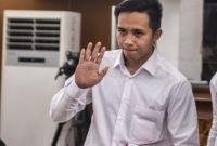 Salah satu terdakwa kasus pembunuhan Brigadir J, Bharada E melambaikan tangan kepada awak media di ruang sidang Pengadilan Negeri Jakarta Selatan, Selasa (18/10/2022).