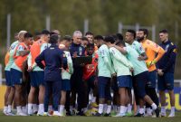 Pelatih Tim Nasional Brasil Adenor Leonardo Bacchi memberikan arahan kepada para pemainnya beberapa waktu lalu.  (Foto: CBF/Lucas Figueiredo)
