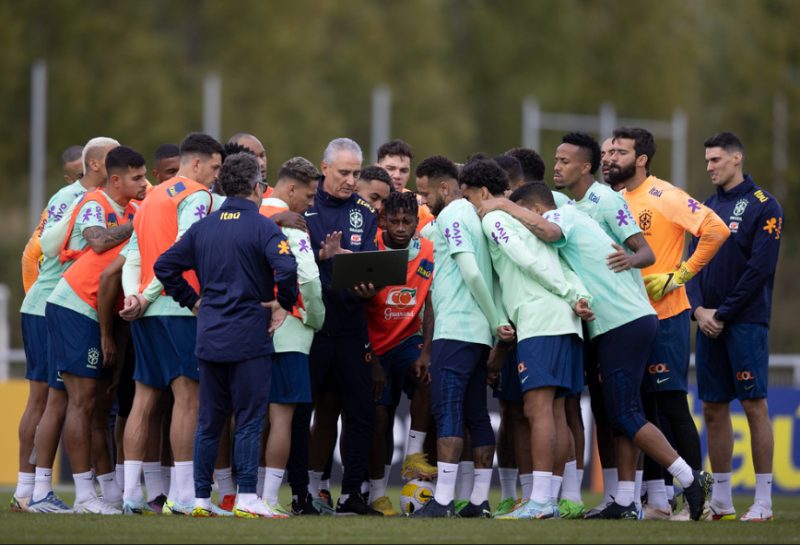 Pelatih Tim Nasional Brasil Adenor Leonardo Bacchi memberikan arahan kepada para pemainnya beberapa waktu lalu.  (Foto: CBF/Lucas Figueiredo)