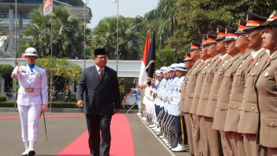 Menteri Pertahanan RI Prabowo Subianto saat upacara (tengah). (Foto: Dok. Kemhan RI)