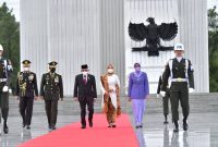 Wakil Presiden, Maruf Amin (keempat dari kiri) dan Istri, Wuri Maruf Amin (ketiga dari kanan) usai mengikuti Upacara Ziarah Nasional dalam Peringatan Hari Pahlawan 10 Nobember 2022