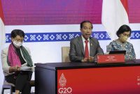 Presiden Jokowi didampingi Menlu Retno Marsudi dan Menkeu Sri Mulyani memberikan pernyataan pers, di BICC, Bali, Rabu (16/11/2022)