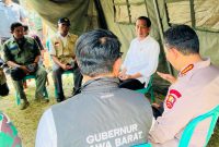 Presiden Jokowi menggelar rapat terbatas bersama jajarannya di lokasi pengungsian korban gempa Cianjur di Taman Prawatasari, Kabupaten Cianjur, Provinsi Jawa Barat, Selasa (22/11/2022)