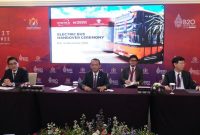 Seremoni pemberian Bus Listrik Oleh Pemerintah Indonesia lewat Menteri Investasi/BKPM Bahlil Lahadalia (tengah) di Nusa Dua, Bali. Foto: Kementerian Investasi/BKPM