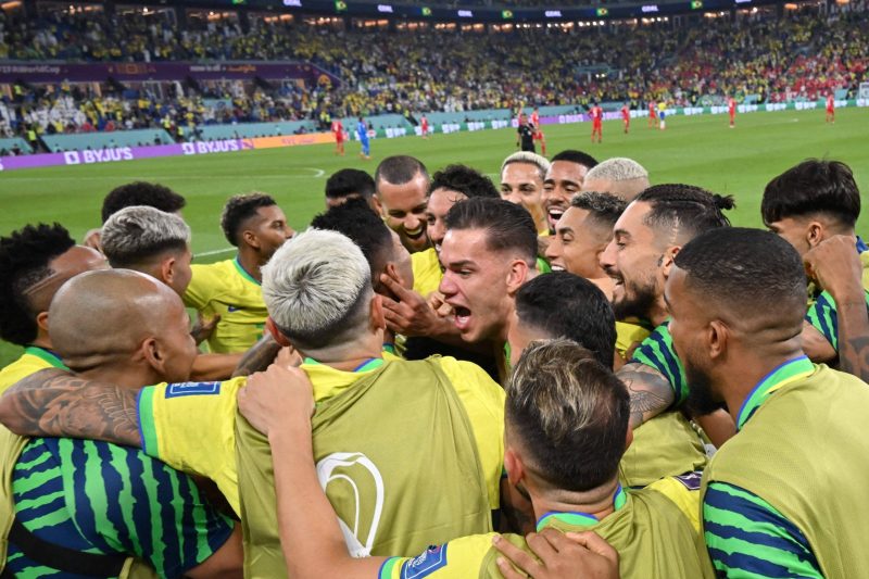 Para pemain Timnas Brasil merayakan golnya ke gawang Swiss pada pertandingan kedua Grup G di Stadium 974, Senin (28/11/2022) dini hari WIB. (Foto: fifa.com)