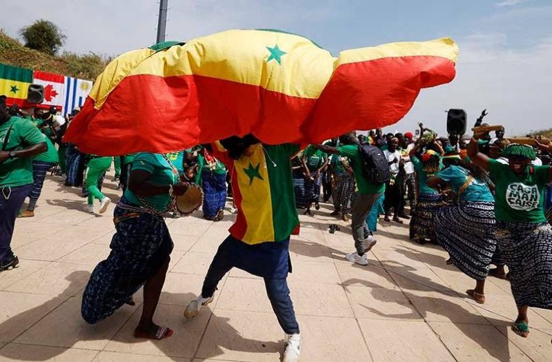 Ribuan warga Senegal tumpah-ruah ke jalanan Kota Dakar guna merayakan lolosnya Senegal ke 16 Besar Piala Dunia 2022 Qatar, Selasa (29/11/2022). (Foto: Reuters/Zohra Bensemra)