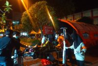 Seorang korban gempa Cianjur mendapatkan pengobatan medis di kantor Pemda Cianjur, Senin (21/11/2022)