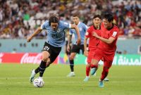 Pemain Timnas Uruguay, Edinson Cavani (kiri) menggiring bola melewati pemain Timnas Korea Selatan pada laga Grup H Piala Dunia Qatar 2022 di Education City Stadium, Kamis (24/11/2022) malam WIB. (Foto: fifa.com)