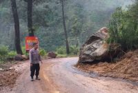 Petugas Kepolisian sedang memantau jalur Cikajang-Bungbulang pasca longsor
