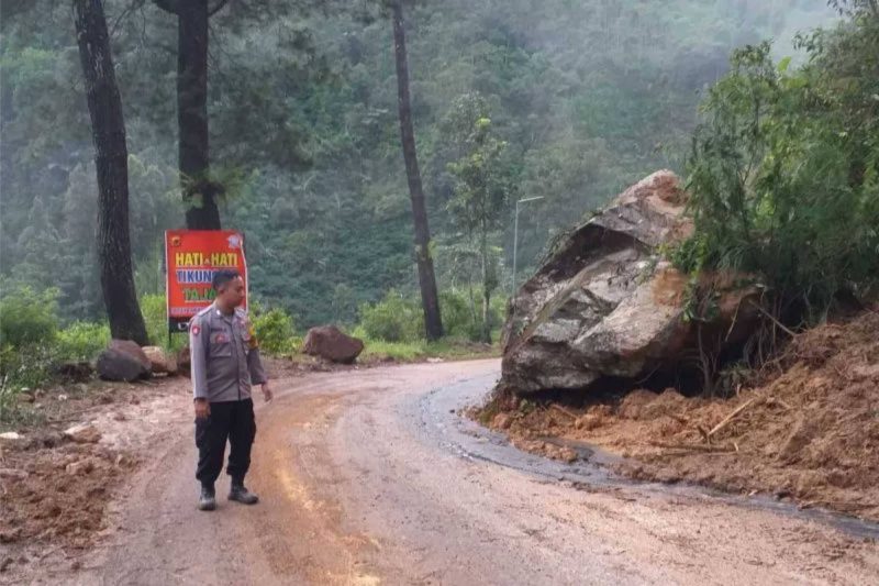 Petugas Kepolisian sedang memantau jalur Cikajang-Bungbulang pasca longsor