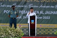 Wakil Presiden Ma'ruf Amin (podium) berbicara saat menghadiri peringatan Hari Lahir (Maulid) Ke-18 Pondok Pesantren Al-Jauhari di Kampung Sangojar, Desa Sindanggalih, Karang Tengah, Kabupaten Garut, Jawa Barat, Kamis (24/11/2022)