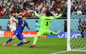 Christian Pulisic (berkaus biru) terpilih jadi man of the match Iran vs Amerika Serikat pada ajang Piala Dunia 2022. (Foto: Reuters)