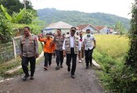 Menko PMK Muhadjir Effendy (depan kanan) berjalan bersama pihak kepolisian dan BNPB menuju lokasi terparah gempa di Kecamatan Cugenang, Cianjur, Jawa Barat, Kamis (24/11/2022). (Foto: Biro Humas Kemenko PMK)