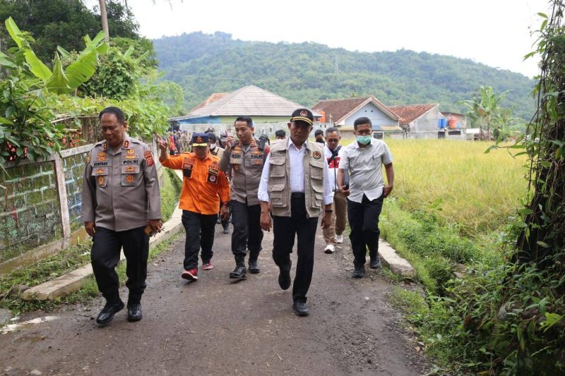 Menko PMK Muhadjir Effendy (depan kanan) berjalan bersama pihak kepolisian dan BNPB menuju lokasi terparah gempa di Kecamatan Cugenang, Cianjur, Jawa Barat, Kamis (24/11/2022). (Foto: Biro Humas Kemenko PMK)