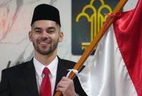 Pemain naturalisasi asal Belanda Sandy Walsh saat memegang bendera Indonesia usai disahkan sebagai Warga Negara Indonesia (WNI) beberapa waktu lalu